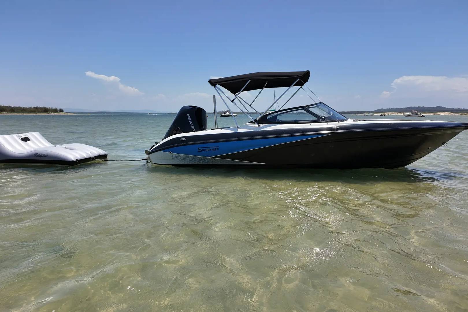 Luxury bowrider boat hire — photo 2