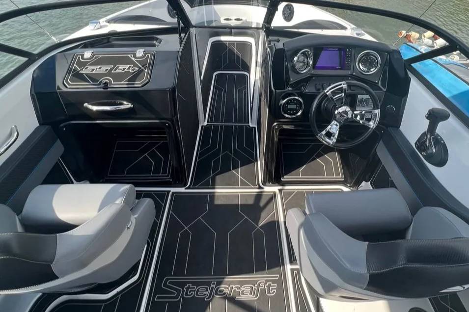 Luxury bowrider boat hire — photo 3