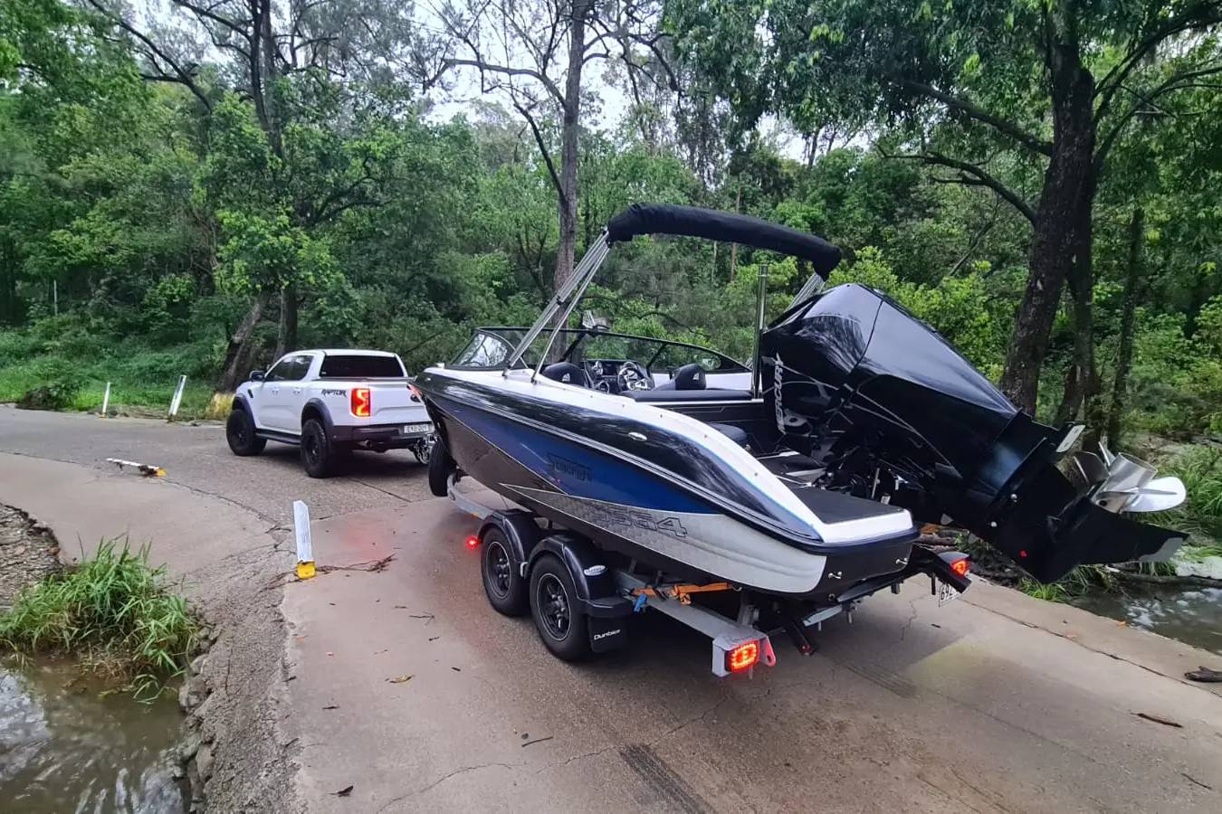 Luxury bowrider boat hire — photo 4